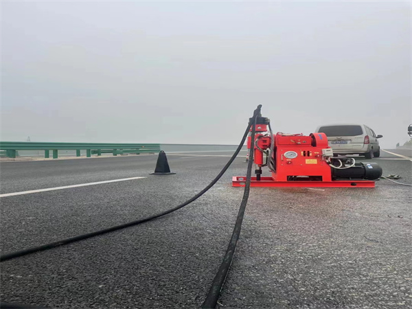 可克达拉马路路基路面开裂下沉注浆加固灌浆